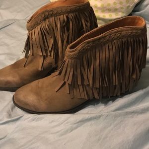 Very cute fringe booties!
